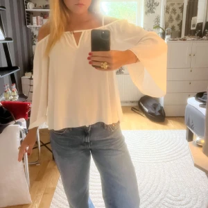 Blus - Supersöt vit blus i nyskick! Pris kan diskuteras!🩵🩵