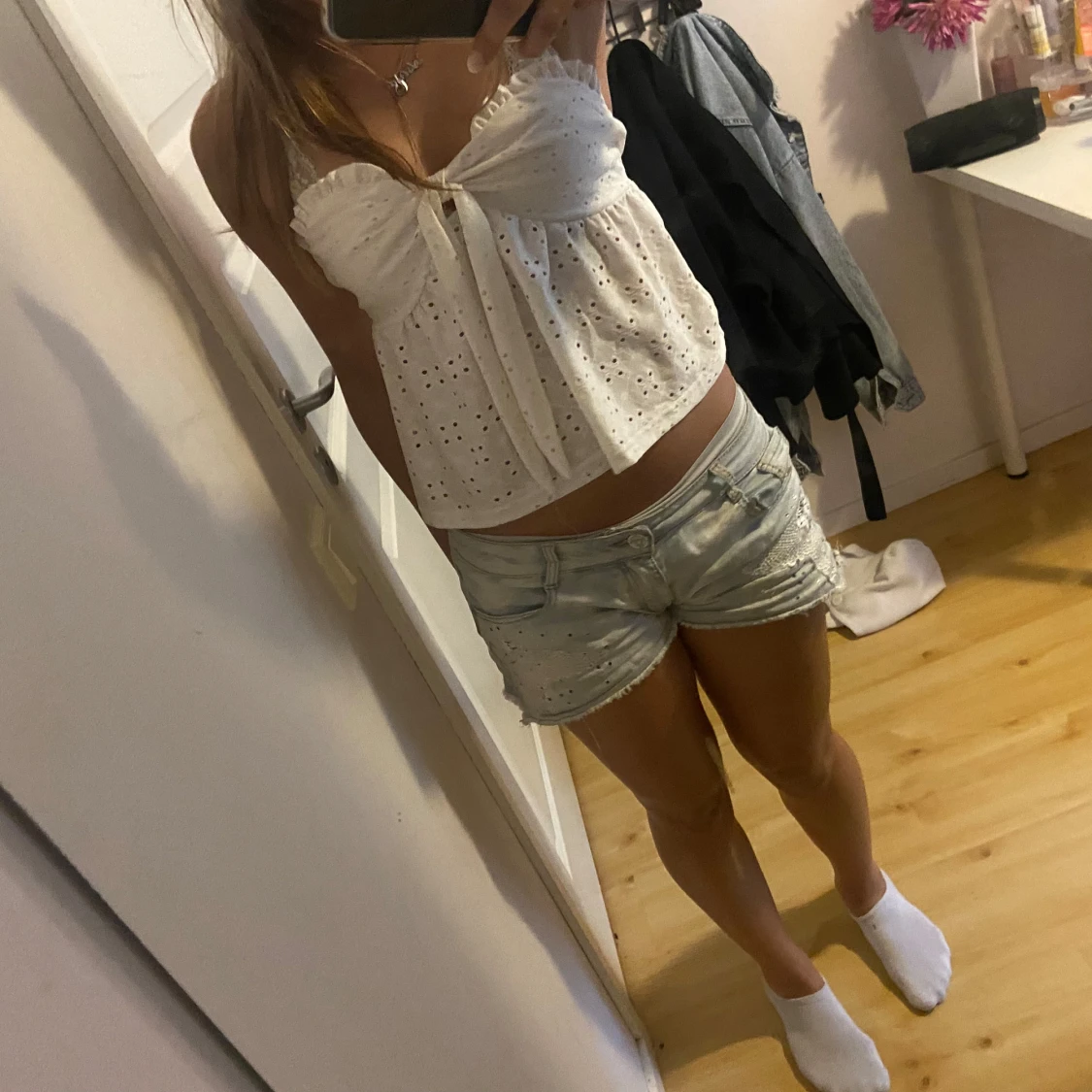 Vit broderad tubtopp med knyt