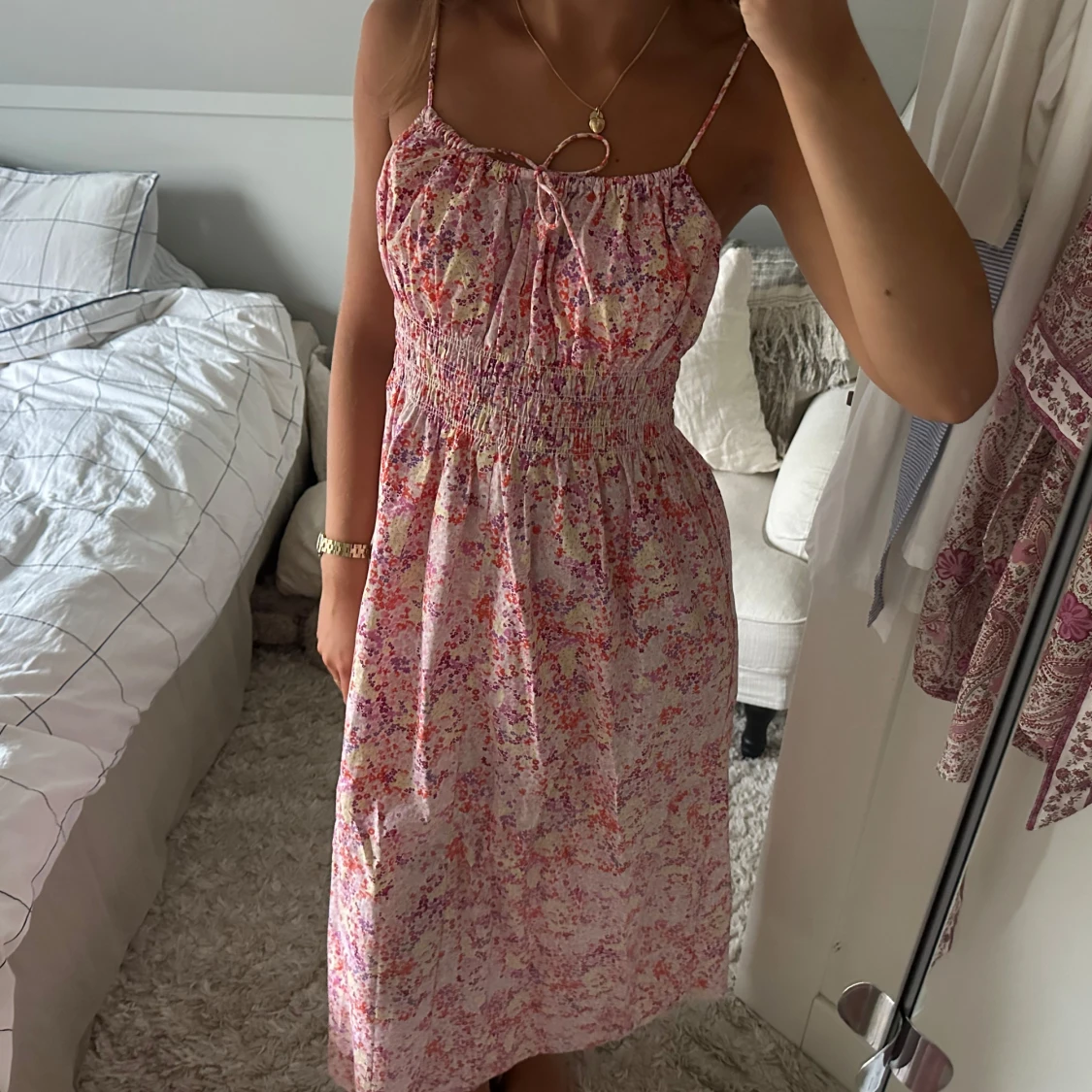 Blommig långklänning med smala axelband - 1