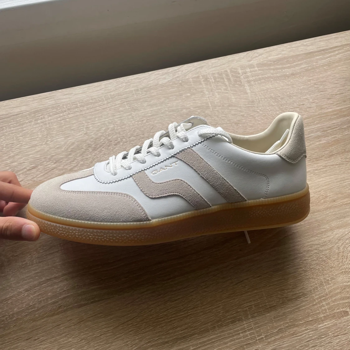 Vita och beige sneakers från Gant