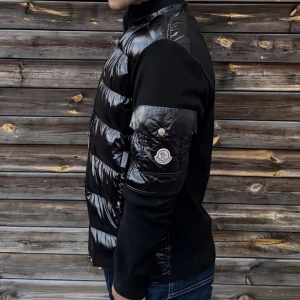 Moncler cardigan - Super fet moncler cardigan för dunder pris. Nfc funkar, och qr koden som man ser på sista bilden. Det är storlek s. Jag personligen tror att denna är äkta då allt funkar på den men jag är ej säker. Säljer den för endast 1999kr. Passar perfekt nu när det börjar bli lite kyligt ute, ses. 