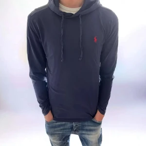 Ralph lauren hoodie  - Ralph Lauren hoodie - Blå med rött märke - Storlek: XL - Mycket bra skick - Nypris: 1299kr - Mitt pris: 449kr - Hör av dig vid funderingar 💫 