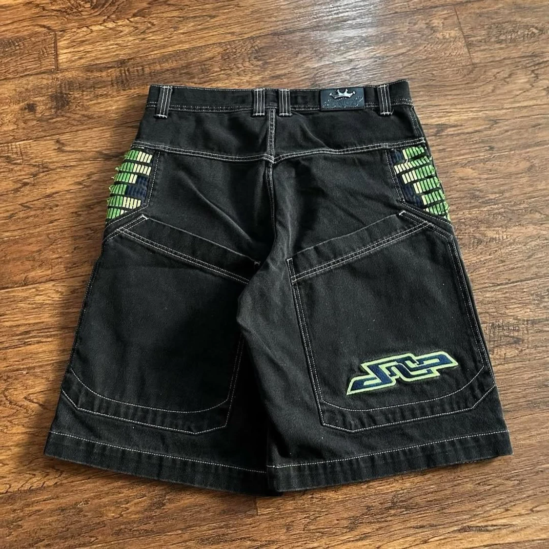 Svarta EQ shorts med gröna detaljer - 1