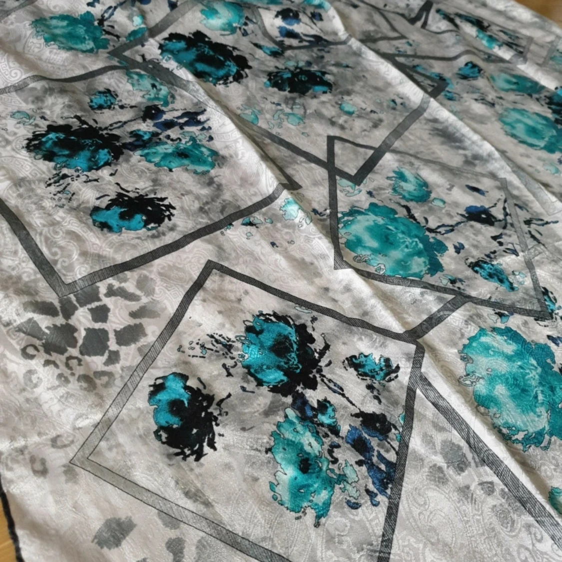 Blommig vit och turkos sidenscarf - 2