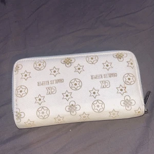 vit plånbok  - fin vit plånbok från märket charles keeper, aldrig använd 