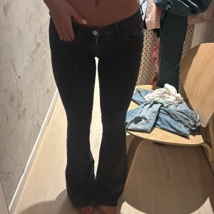 Svarta lågmidjade jeans  - Svarta jeans som blivit mer åt de mörk gråa hållet efter många tvättar. Lite slitna längs fötterna och vid insida lår. 🩷 jag är 168
