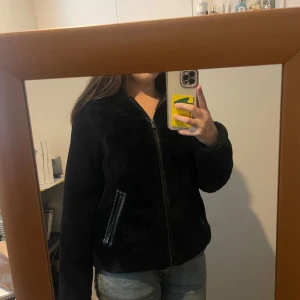 Svart teddyjacka från Amisu - Mysig svart teddyjacka från Amisu i storlek 36. Den är lite sliten på insidan men det är inget som syns när man har på sig jackan. 