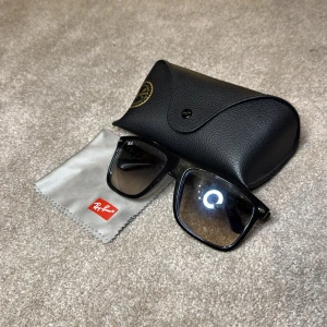 Ray-Ban Boyfriend solglasögon - | Condition: 5/10 | Color: Black | What is included: All on the pictueres | Retail price 1600kr