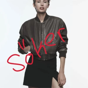 SÖKER Grå bomberjacka från zara - Söker den här gråa bomberjackan från Zara i xs eller s så hör gärna av dig om du säljer eller funderar på att sälja en🫶🏼🫶🏼