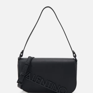 Svart axelväska från Valentino - Stilren svart axelväska från Valentino i slätt skinn med stort 3D-logotyp framtill. Väskan har justerbar axelrem och flera fack inuti, inklusive ett med dragkedja. Perfekt för dig som vill ha en snygg och praktisk väska med exklusiv känsla.