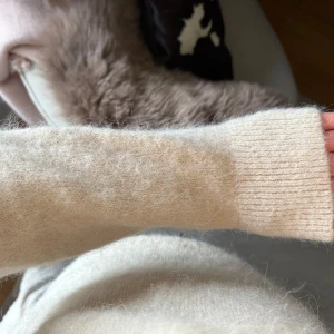 Beige stickad tröja i alpackaull - Supermjuk och fluffig beige stickad tröja med rund hals och långa ärmar. Tröjan är tillverkad i mix av alpacka och ull. Helt helt oanvänd råkade bara ta av prislappen🥰