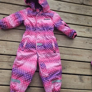 Vinteroverall storlek 86 - Fin vinteroverall från Lego tec. Lila och rosa med vita prickar. I väldigt fint skick är sparsamt använd av ett barn. Nypris är 999 kr.