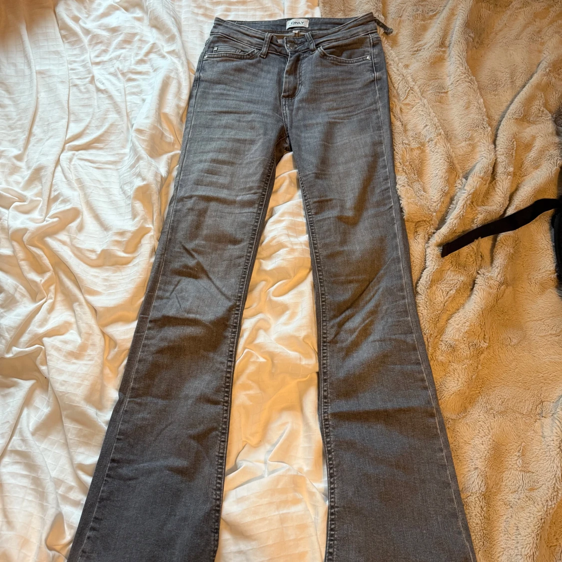 Grå bootcut jeans från ONLY  - 2