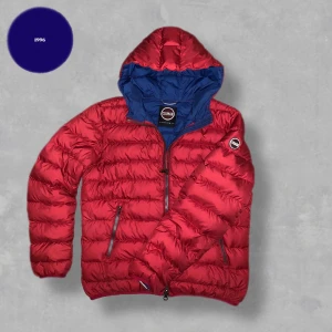 Colmar dunjacka - Säljer nu denna grymt snygga dunjackan från Colmar. Perfekt nu när det börjar bli lite kyligare ute! Jackan är i ett superbra skick, notera knappt synlig fläck på sista bilden. | Nypris: ca 5-6000 kr. Byten är intressant | Skriv vid funderingar/fler bilder! 