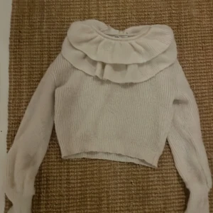 Stickad  tröja med volanger från Zara - Supersöt och mysig vit stickad tröja med  volangkrage från Zara! Fint skick 💓 strl S