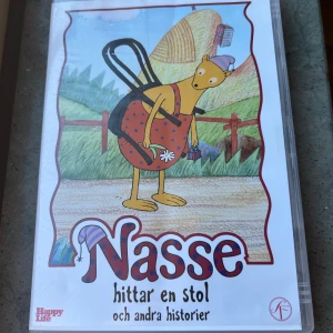Nasse hittar en stol och andra historier - Följ Nasse, björnen med randig mössa och prickiga byxor, på hans äventyr där han hittar märkliga saker och träffar nya vänner. Perfekt för dig som gillar charmiga och roliga berättelser med färgglada illustrationer och oväntade upptäckter.     Finns på språk: svenska.   Då jag kollar igenom alla filmer jag säljer garanterar jag att alla funkar felfritt om inget annat står! :)