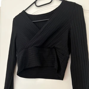 Svart tröja/topp från SHEIN - Svart fin topp från SHEIN , knappt använd, strl S❣️