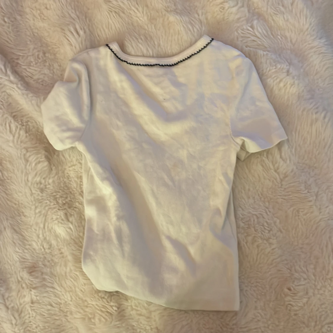 Vit croppad topp med svart kant - 1