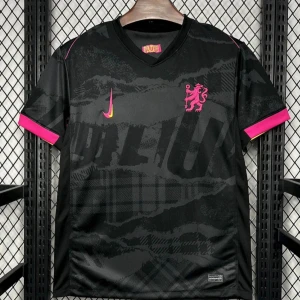 Svart Nike fotbollströja med rosa detaljer - Cool svart fotbollströja från Nike med unikt mönster och rosa detaljer. Tröjan har korta ärmar, rosa och gula inslag vid ärmslut och ett broderat rosa lejon på bröstet. Tillverkad i lätt och ventilerande funktionsmaterial, perfekt för träning eller match. Finns i alla storlekar 🤝🤝🤝