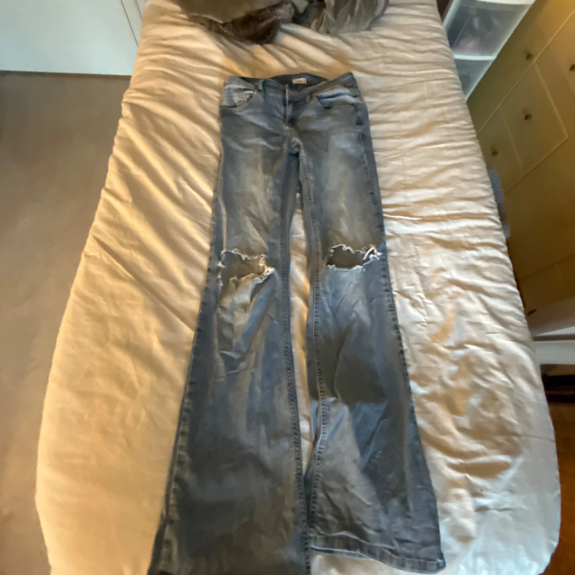 Ljusblå bootcut jeans med slitningar
