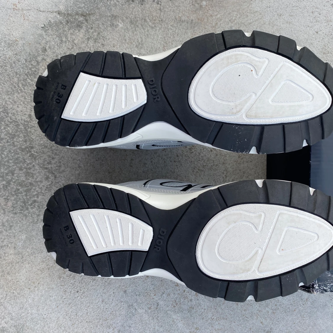 Grå  sneakers med CD-logga - 1