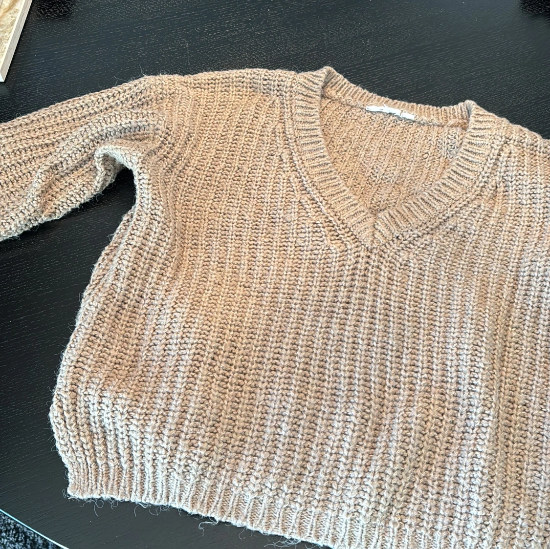 Beige stickad v-ringad tröja