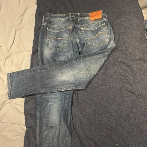 Jacob Cohen jeans  - Säljer mina Jacob cohen jeans då jag har köpt dem och de var för korta, W32 och längd är oklar men jag skulle gissa L32. Pris går att diskutera vid snabb affär