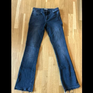 Jeans - Säljer dessa snygga lågmidjade bootcut jeans från Wrangler då de är lite för stora för mig. Jag har spretat upp bensluten för att göra dom längre. W28 L32 | Kolla in min profil❤️‍🔥
