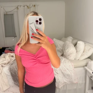 Rosa ribbad topp Zara - Säljer en rosa topp med snygg v-ringning och rynkad detalj framtill. Toppen är ribbad och har korta ärmar, från zara