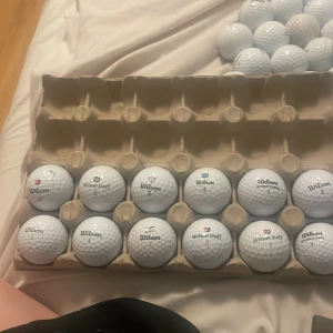 Wilson golf bollar mix 12 styck -  Golfbollar Wilson, som är i gott skick och bra kvalite. Perfekt för nybörjare och advancerade golfare