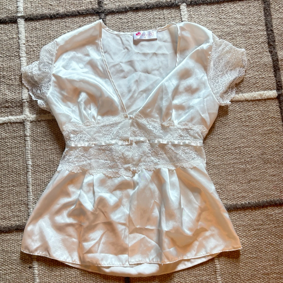 Vit sidenblus med spets från Bondy