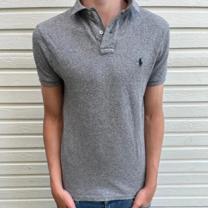 Ralph lauren pike  - Tja, nu säljs denna riktigt snygga Ralph Lauren pike. Skick : 9/10 |   Nypris ligger runt 1200kr och säljer nu denna för 300. Hör gärna av er om ni har några frågor eller funderingar ☁️