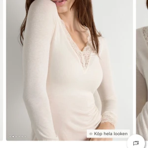 Intimissimi spets topp  - Säljer en helt ny intimissmi tröja i färgen vit elefeben. Den är i perfekt skick, be gärna om fler bilder privat om ni vill😊. Priset går alltid att diskutera💗