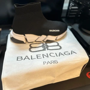 Balencciaga Speed Trainer sneakers svart - Säljer ett par svarta Balencciaga Speed Trainer sneakers i storlek 41. Skorna har en stickad ovandel i syntetmaterial, vit och svart chunky sula och Balencciaga-logga på sidan. Superbekväma och lätta att dra på tack vare strumpliknande design.