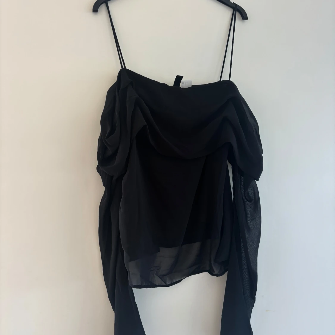 Svart offshoulder topp från Divided