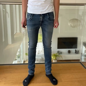 Replay Anbass jeans  - Säljer nu dessa Replay Anbass jeans, skriv för fler bilder/frågor🙌🏼