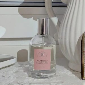 Almond Blossom Eau de Toilette - Delicate men håller länge 🤍🌰 Köpt på Zalando. Fräsch o varm parfym från Agua de Baleares, Almond Blossom. Doften är inspirerad av mandelblom, perfekt för dig som gillar blommiga och mjuka toner. Flaskan rymmer 50 ml och är tillverkad i Spanien.