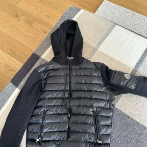 Moncler cardigan svart - Svart moncler cardigan, inga som helst fel på den.