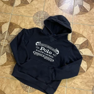 Ralph Lauren Hoodie - Ralph Lauren Hoodie✨Storlek: M men sitter som S✨Färg: Mörkblå✨Skick: Bra✨Utlagd åt vän.