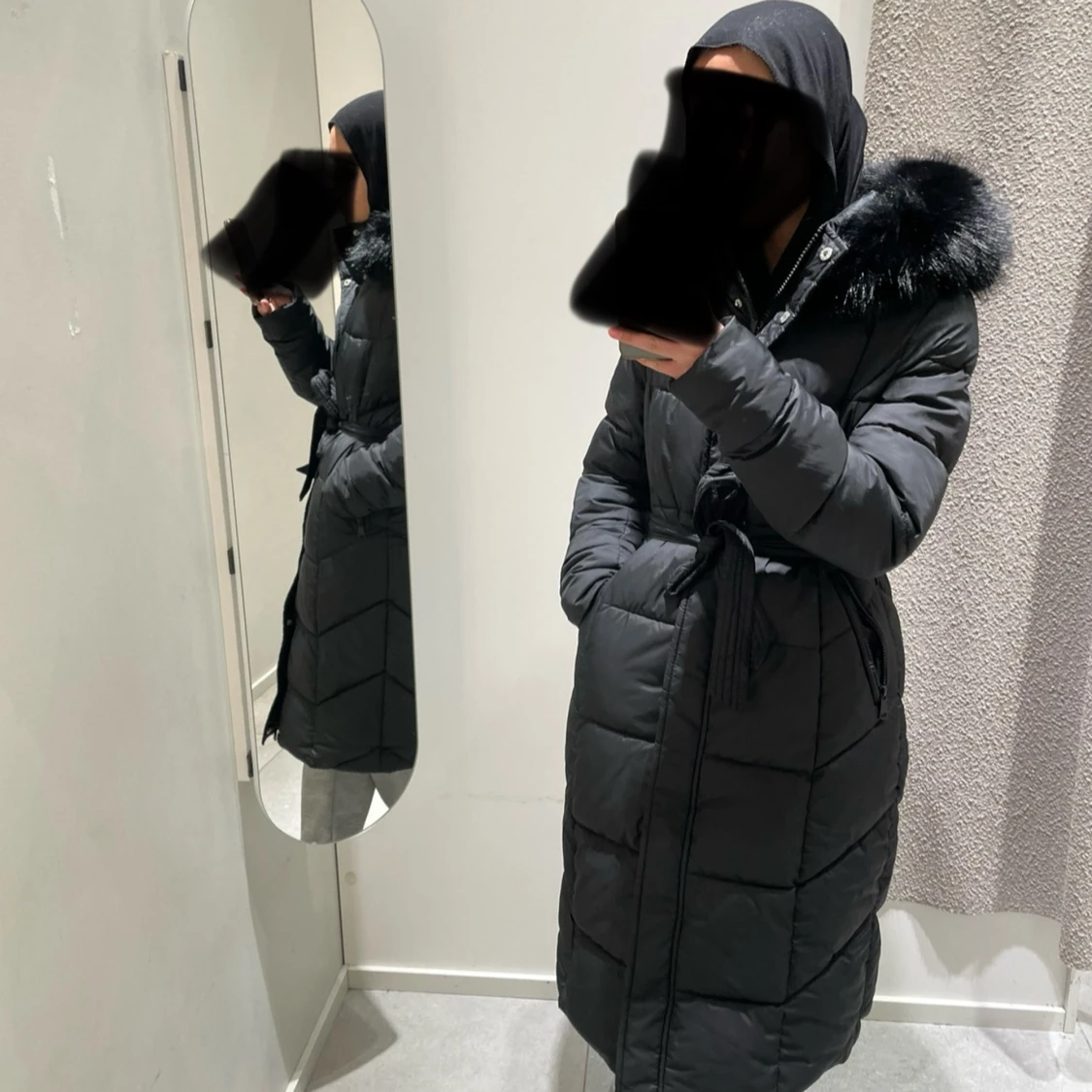 Svart lång pufferjacka med fuskpäls - 3