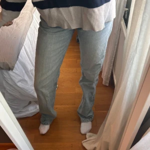 Ljusblå raka jeans - Säljer ett par ljusblå jeans med rak passform och klassisk femficksdesign. Jeansen har normal midja och är tillverkade i mjukt denimtyg som ger en avslappnad vibe. Perfekta till sneakers och en oversized tröja.