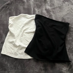 Tubtoppar i vitt & svart storlek S  - Två enkla och stilrena tubtoppar med slits i svart och vitt från Stradivarius och Bershka! Använda fåtal gånger 💕