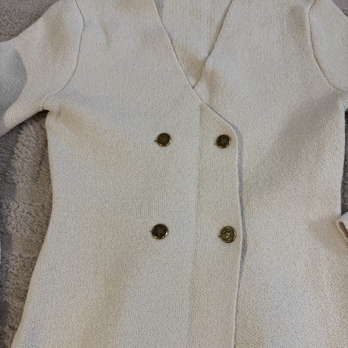 Beige kavaj med guldknappar från Zara - 2