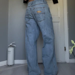 Baggy jeans  - Säljer ett par ljusblå jeans från Worship med bred passform och raka ben. Endast använda ett fåtal gånger. Köpta på universal store i Australien och som jag förstått det som finns inte märket i Sverige. Nypris 860kr. 