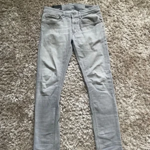 dondup jeans  - Tja säljer mina fräscha dondup jeans i storlek 31, modell george, väldigt fint skick nypris 3500 mitt pris endast 899kr skriv om du har någon. fråga// armadiosell