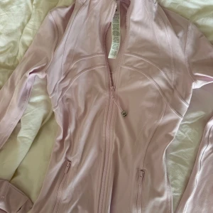 Rosa lululemon - Säljer denna rosa lululemon då den är för liten och var för krångligt att lämna tbx. I storlek 2 ( eu 28 ) knappt använd, köpte från lululemon eu 💗