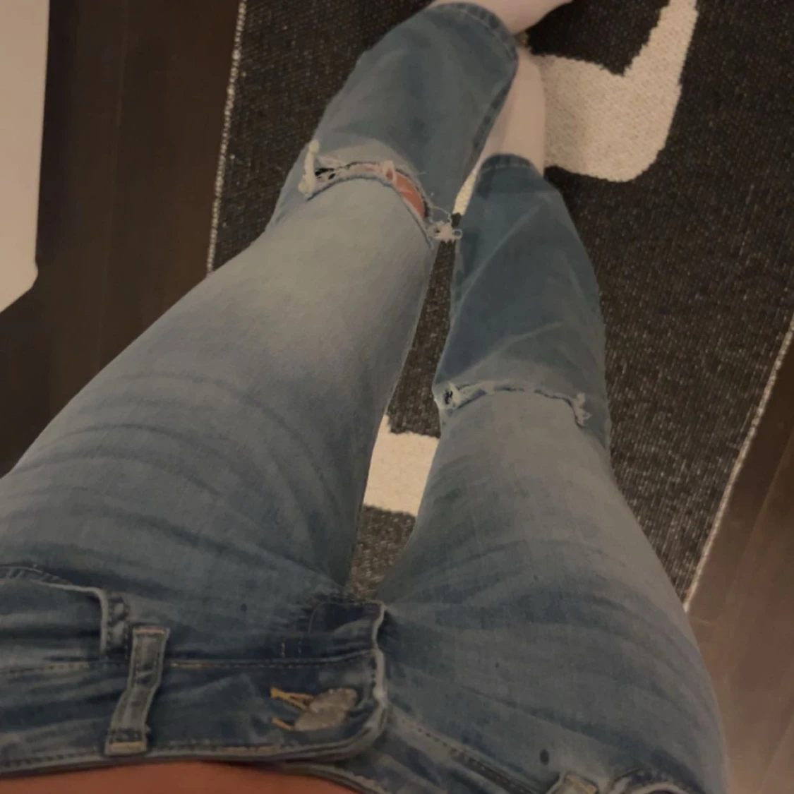 Ljusblå bootcut jeans med slitningar