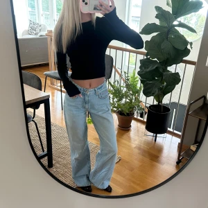 Vida jeans - Supersnygga ljusblåa vida jeans från Gina Tricot. Mycket bra skick - som nya🩵