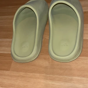 Adidas Yeezy Slides - Säljer ett par gröna Yeezy slides, bra skick och riktigt sköna slides 