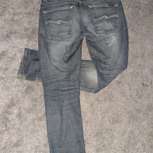 Nudie jeans W32 L32 - Säljer ett par snygga blå Nudie jeans med storlek W32 och L32 riktigt snygga och bekväma men har tyvärr blivit för små för mig.